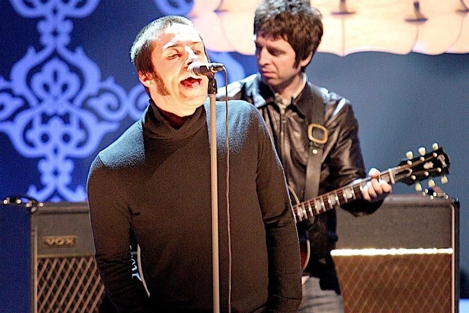 Luego de 15 años de estar separados, la banda Oasis anunció este martes su regreso tras la reconciliación de los hermanos Gallagher.