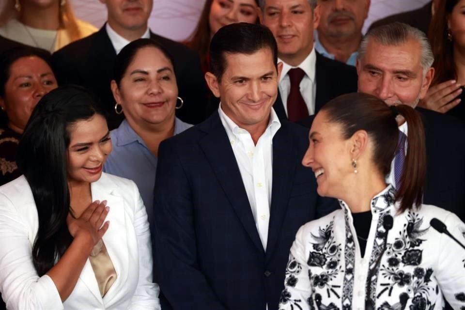 La Presidenta electa Claudia Sheinbaum con los dos experredistas que se sumaron a la bancada de Morena en el Senado.