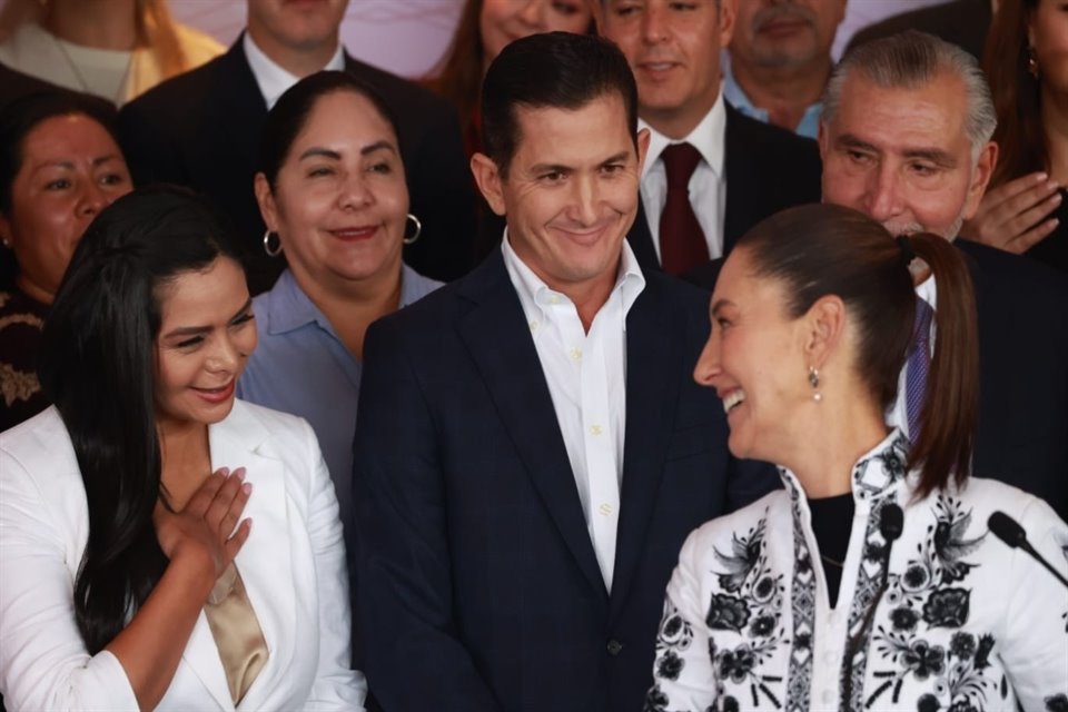 Claudia Sheinbaum recibe a los dos ex perredistas que se sumaron a la bancada de Morena en el Senado. 