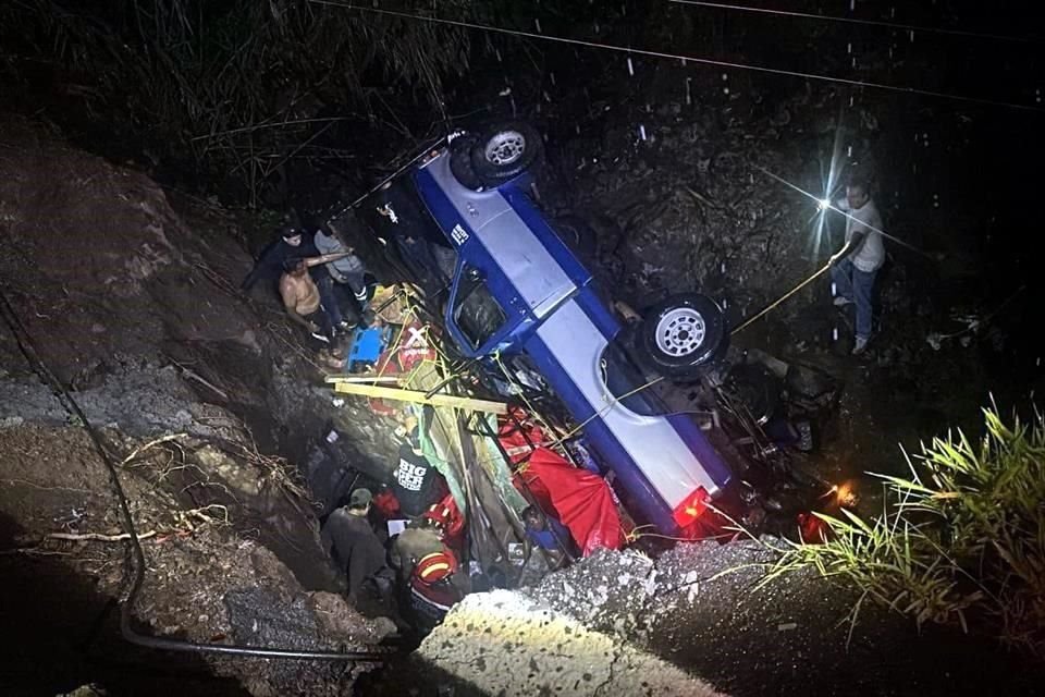 El percance ocurrió anoche debido a un socavón que se formó hace poco más de un mes en la carretera Malinalco-Chalma.