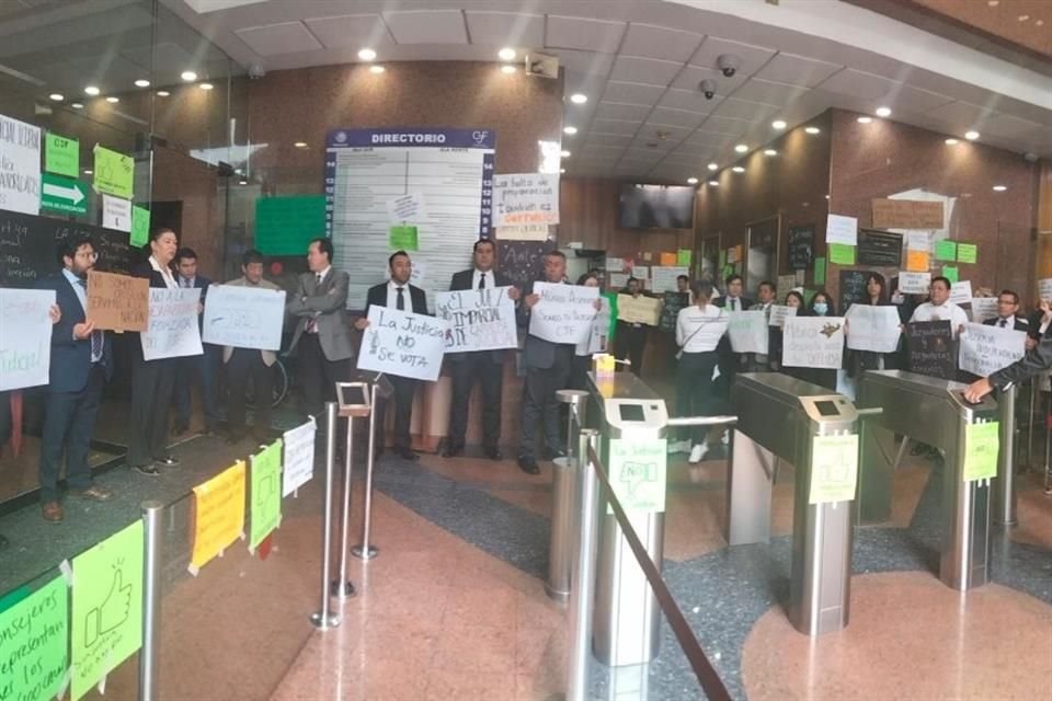 Desde antes de su arribo, decenas de empleados del CJF con sus pancartas se reunieron en el área de registro de visitantes de la entrada principal.