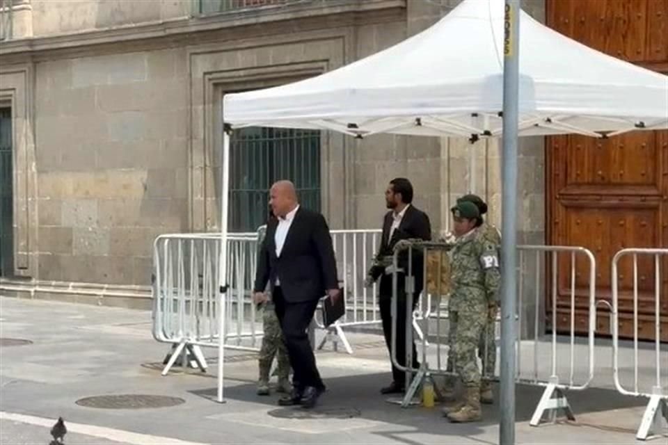 El Gobernador Alfaro a su salida de Palacio Nacional.