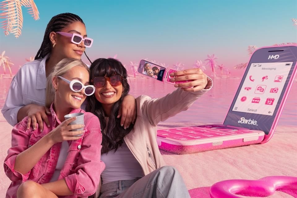 Desde el vamos, el Barbie Phone quiere sacarle raja a los reflectores que ganó el juguete de Mattel, luego del estreno en cines de la película homónima protagonizada por Margot Robbie.