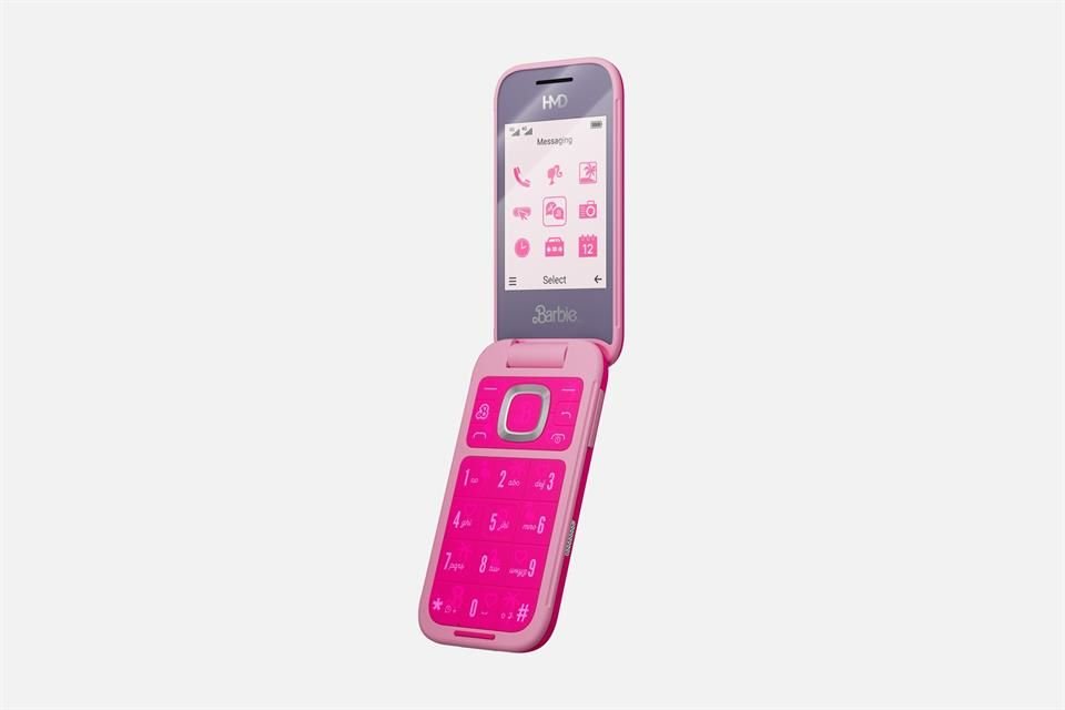 HMD Barbie Phone en detalle. Posee un diseño plegable tipo concha.