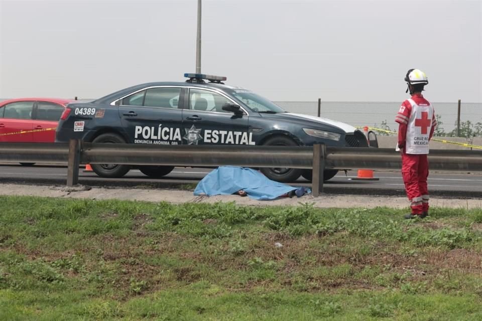 Policías estatales y paramédicos de Cruz Roja acudieron al lugar tras ser alertados.