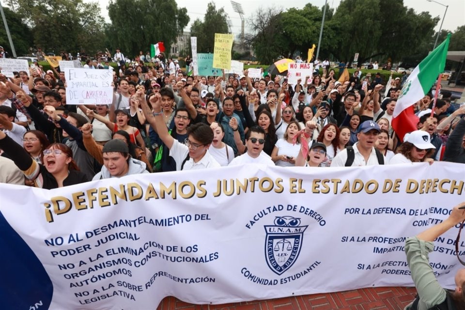 Cerca de 2 mil 500 estudiantes y empleados del PJ marcharon desde la Facultad de Derecho, UNAM, al CJF en protestar por la reforma judicial.