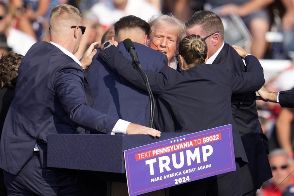 El candidato republicano a la presidencia, Donald Trump, rodeado por agentes del Servicio Secreto en un evento de campaña en Butler, Pensilvania, el 13 de julio de 2024.