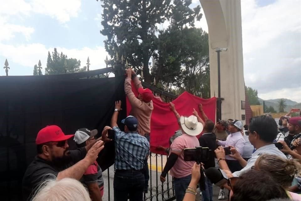 Los trabajadores adheridos al Sindicato Único de Trabajadores de la SUTUAAAN colocaron banderas rojinegras como señal de la huelga.