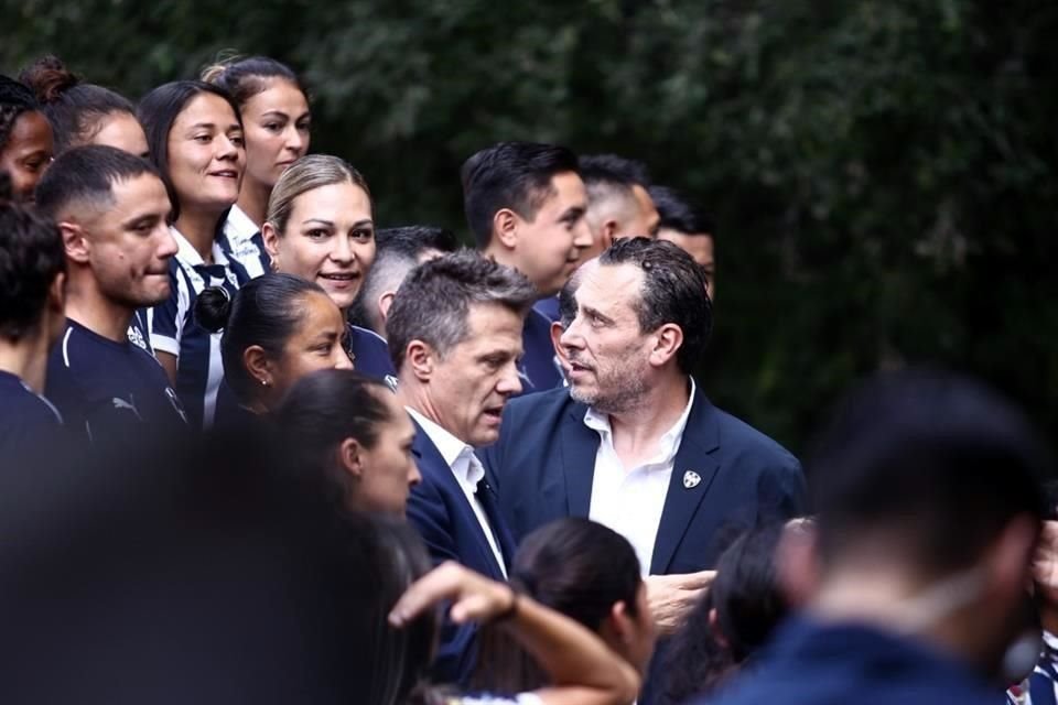 Con la Presa La Boca de fondo y con el Hotel Rincón de Santiago como marco, Rayados y Rayadas se tomaron la foto oficial del Apertura 2024, en medio de un gran ambiente.