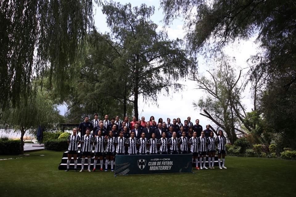 Con la Presa La Boca de fondo y con el Hotel Rincón de Santiago como marco, Rayados y Rayadas se tomaron la foto oficial del Apertura 2024, en medio de un gran ambiente.