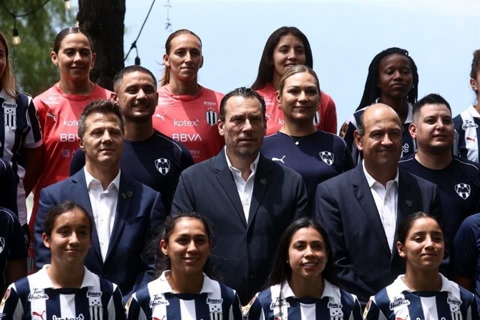 Con la Presa La Boca de fondo y con el Hotel Rincón de Santiago como marco, Rayados y Rayadas se tomaron la foto oficial del Apertura 2024, en medio de un gran ambiente.