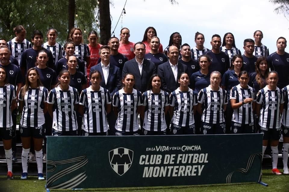 Con la Presa La Boca de fondo y con el Hotel Rincón de Santiago como marco, Rayados y Rayadas se tomaron la foto oficial del Apertura 2024, en medio de un gran ambiente.