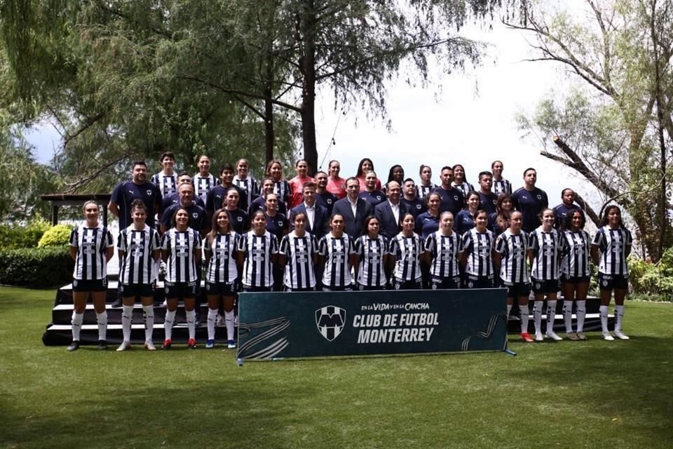 Con la Presa La Boca de fondo y con el Hotel Rincón de Santiago como marco, Rayados y Rayadas se tomaron la foto oficial del Apertura 2024, en medio de un gran ambiente.