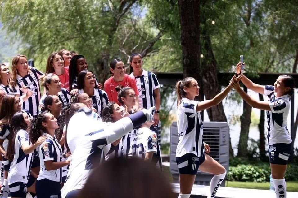 Con la Presa La Boca de fondo y con el Hotel Rincón de Santiago como marco, Rayados y Rayadas se tomaron la foto oficial del Apertura 2024, en medio de un gran ambiente.