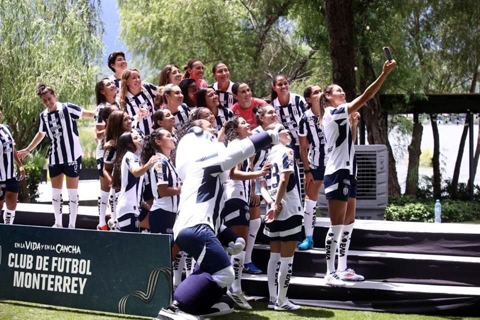 Con la Presa La Boca de fondo y con el Hotel Rincón de Santiago como marco, Rayados y Rayadas se tomaron la foto oficial del Apertura 2024, en medio de un gran ambiente.