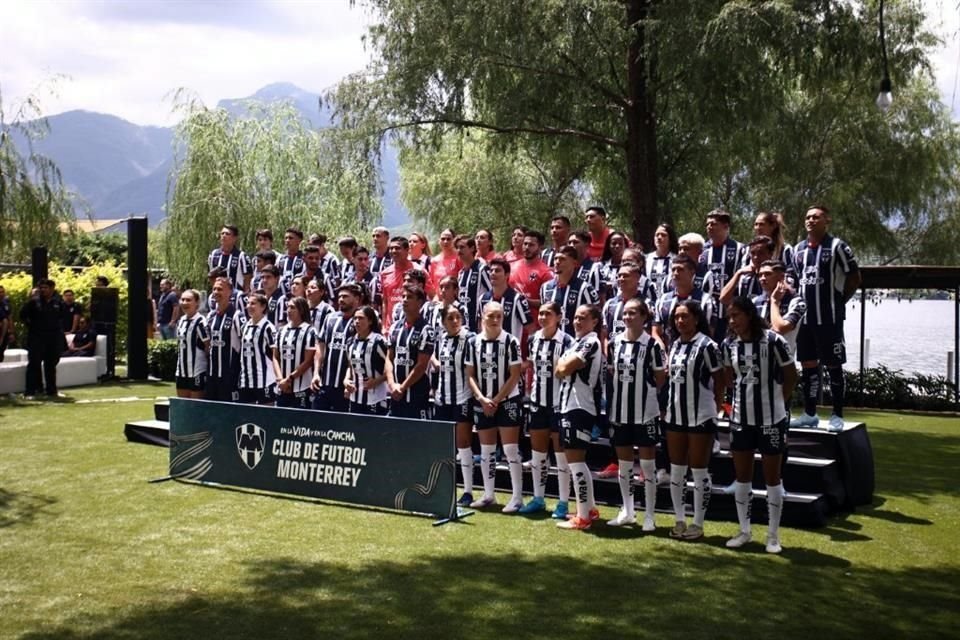 Con la Presa La Boca de fondo y con el Hotel Rincón de Santiago como marco, Rayados y Rayadas se tomaron la foto oficial del Apertura 2024, en medio de un gran ambiente.