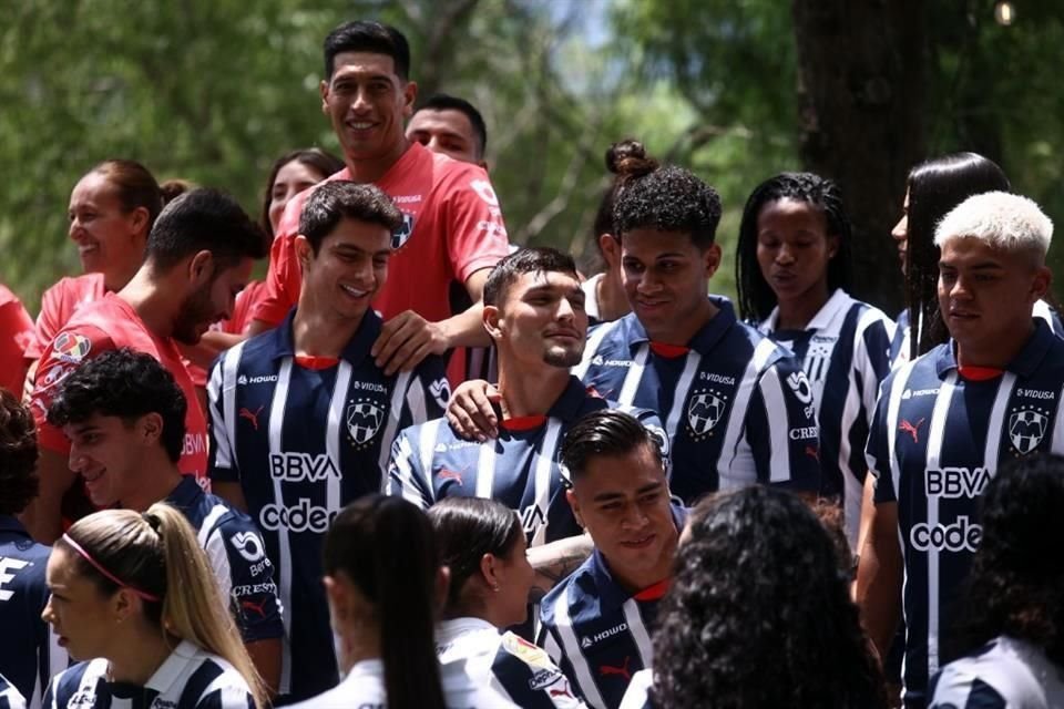 Con la Presa La Boca de fondo y con el Hotel Rincón de Santiago como marco, Rayados y Rayadas se tomaron la foto oficial del Apertura 2024, en medio de un gran ambiente.