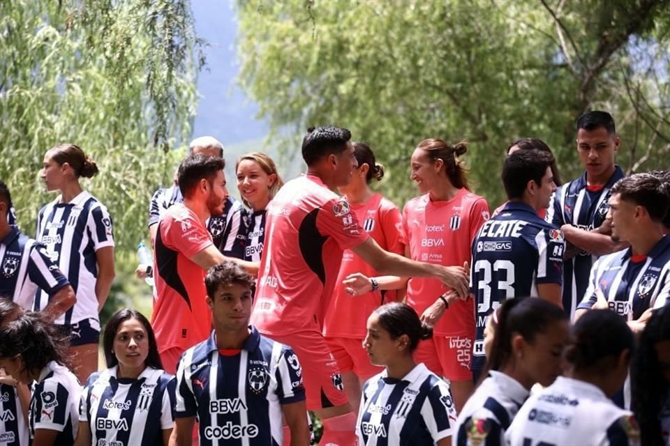 Con la Presa La Boca de fondo y con el Hotel Rincón de Santiago como marco, Rayados y Rayadas se tomaron la foto oficial del Apertura 2024, en medio de un gran ambiente.