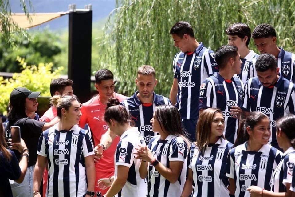 Con la Presa La Boca de fondo y con el Hotel Rincón de Santiago como marco, Rayados y Rayadas se tomaron la foto oficial del Apertura 2024, en medio de un gran ambiente.