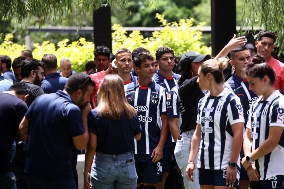Con la Presa La Boca de fondo y con el Hotel Rincón de Santiago como marco, Rayados y Rayadas se tomaron la foto oficial del Apertura 2024, en medio de un gran ambiente.