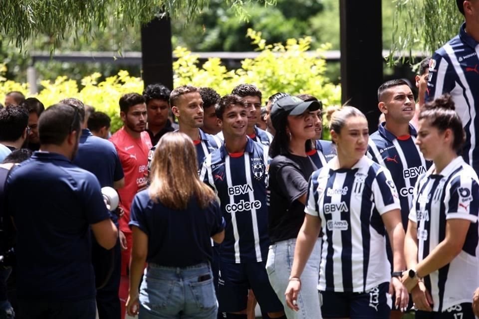 Con la Presa La Boca de fondo y con el Hotel Rincón de Santiago como marco, Rayados y Rayadas se tomaron la foto oficial del Apertura 2024, en medio de un gran ambiente.