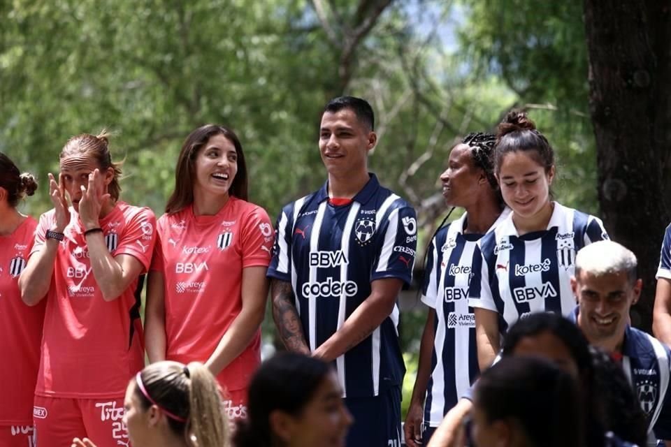 Con la Presa La Boca de fondo y con el Hotel Rincón de Santiago como marco, Rayados y Rayadas se tomaron la foto oficial del Apertura 2024, en medio de un gran ambiente.