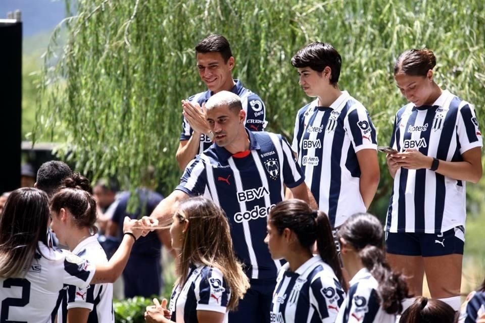 Con la Presa La Boca de fondo y con el Hotel Rincón de Santiago como marco, Rayados y Rayadas se tomaron la foto oficial del Apertura 2024, en medio de un gran ambiente.