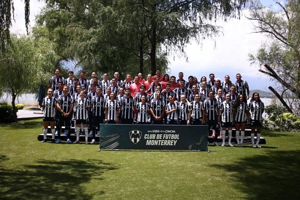 Con la Presa La Boca de fondo y con el Hotel Rincón de Santiago como marco, Rayados y Rayadas se tomaron la foto oficial del Apertura 2024, en medio de un gran ambiente.