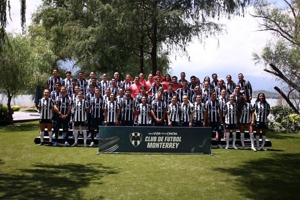 Con la Presa La Boca de fondo y con el Hotel Rincón de Santiago como marco, Rayados y Rayadas se tomaron la foto oficial del Apertura 2024, en medio de un gran ambiente.