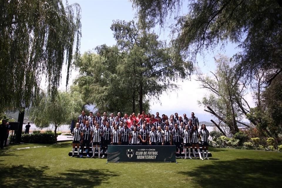 Con la Presa La Boca de fondo y con el Hotel Rincón de Santiago como marco, Rayados y Rayadas se tomaron la foto oficial del Apertura 2024, en medio de un gran ambiente.