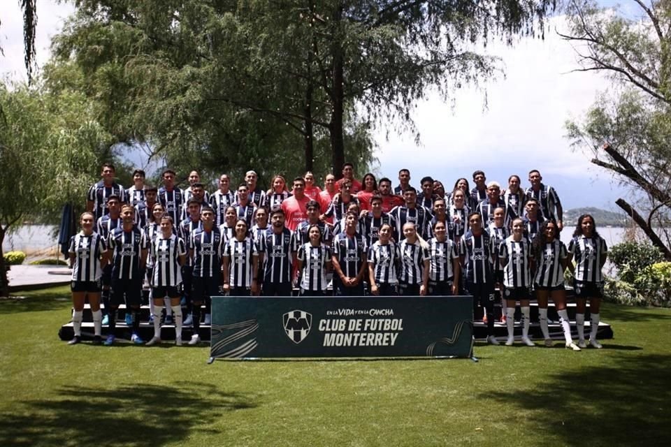 Con la Presa La Boca de fondo y con el Hotel Rincón de Santiago como marco, Rayados y Rayadas se tomaron la foto oficial del Apertura 2024, en medio de un gran ambiente.