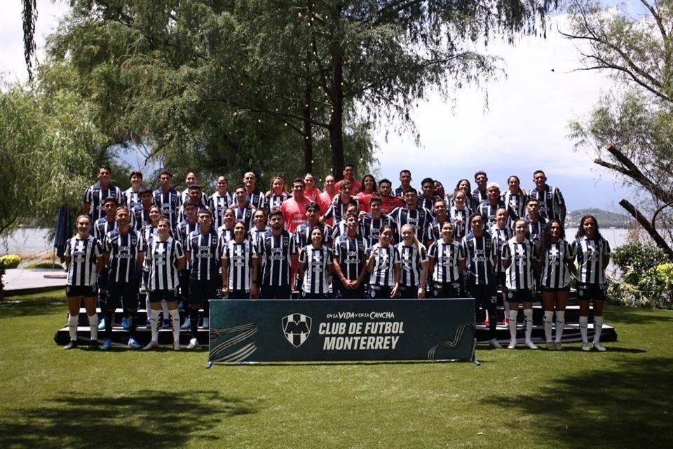 Con la Presa La Boca de fondo y con el Hotel Rincón de Santiago como marco, Rayados y Rayadas se tomaron la foto oficial del Apertura 2024, en medio de un gran ambiente.
