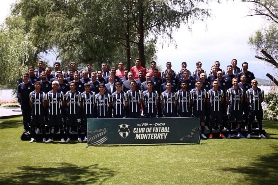 Con la Presa La Boca de fondo y con el Hotel Rincón de Santiago como marco, Rayados y Rayadas se tomaron la foto oficial del Apertura 2024, en medio de un gran ambiente.
