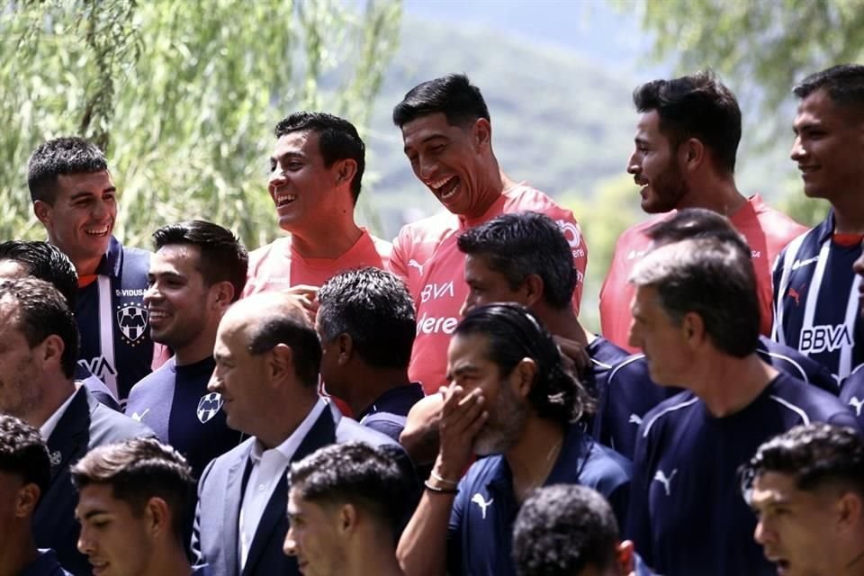 Con la Presa La Boca de fondo y con el Hotel Rincón de Santiago como marco, Rayados y Rayadas se tomaron la foto oficial del Apertura 2024, en medio de un gran ambiente.