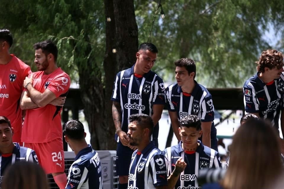 Con la Presa La Boca de fondo y con el Hotel Rincón de Santiago como marco, Rayados y Rayadas se tomaron la foto oficial del Apertura 2024, en medio de un gran ambiente.