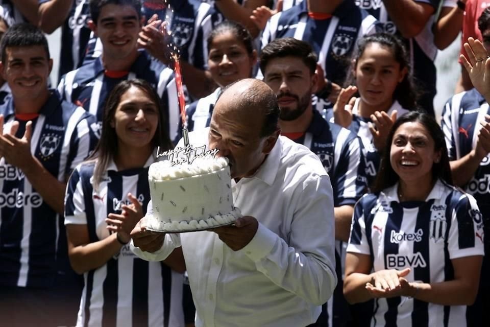 Con la Presa La Boca de fondo y con el Hotel Rincón de Santiago como marco, Rayados y Rayadas se tomaron la foto oficial del Apertura 2024, en medio de un gran ambiente.