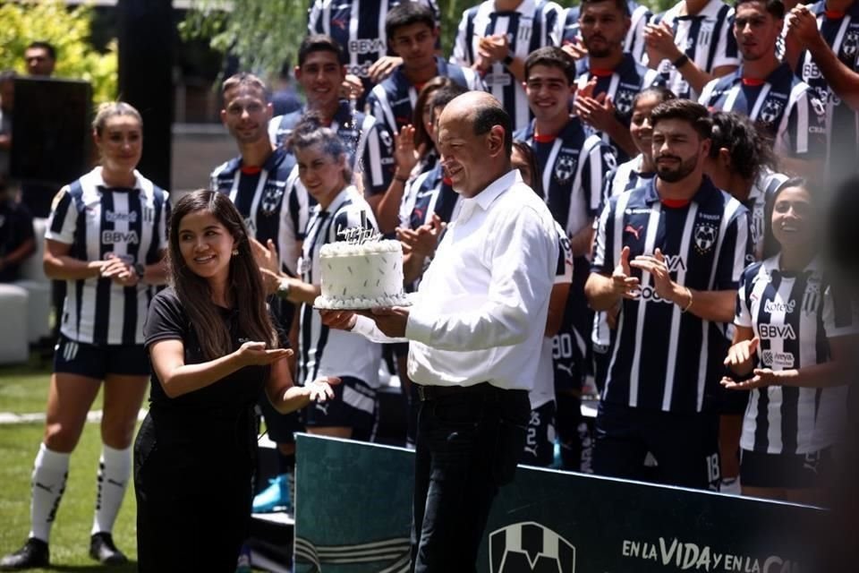 Con la Presa La Boca de fondo y con el Hotel Rincón de Santiago como marco, Rayados y Rayadas se tomaron la foto oficial del Apertura 2024, en medio de un gran ambiente.