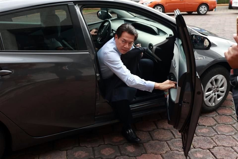 Mario Delgado a su arribo a la reunión de senadores electos de Morena con la Presidenta electa, Claudia Sheinbaum.