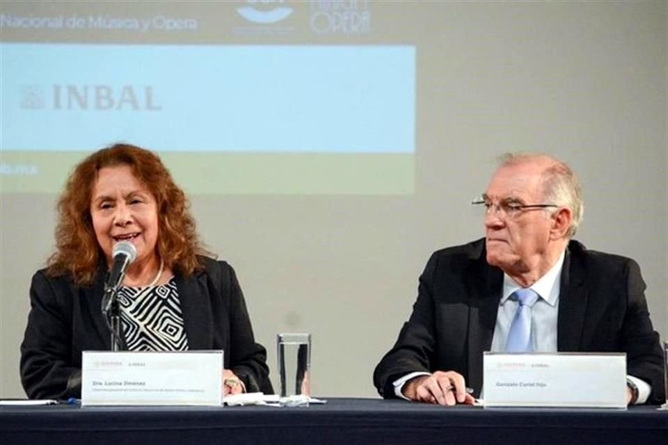 Lucina Jiménez, directora del INBAL, y Gonzalo Curiel hijo, durante el anuncio del programa conmemorativo por los 90 años del Palacio de Bellas Artes.