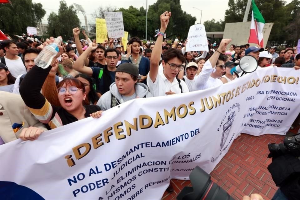 Jóvenes de universidades públicas y privadas citaron a una nueva marcha contra la reforma judicial el próximo domingo a las 9:00 horas, del Ángel de la Independencia al Senado de la República.