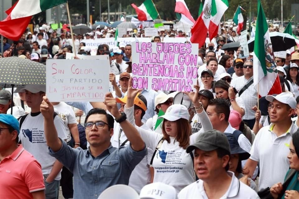 Organizadores y elementos de seguridad universitaria estimaron en 5 mil el número total de asistentes.