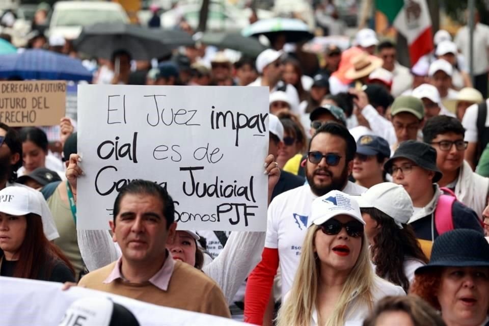 En el trayecto se sumaron jóvenes de las facultades de Ciencias Políticas, Economía, Ingeniería, Medicina y Odontología, muchos de ellos de los primeros semestres de la carrera.