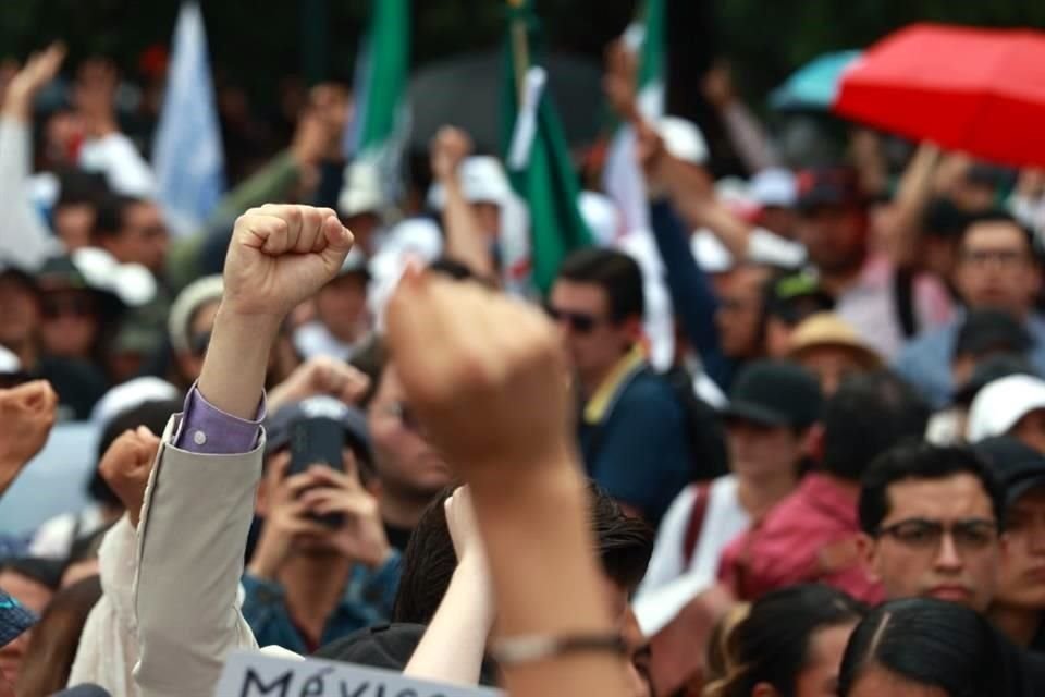 '¡El Poder Judicial no va a caer, no va a caer! ¡El Poder Judicial no va a caer, no va a caer!', gritaban los manifestantes con batucada, una de las consignas más repetidas durante la marcha.