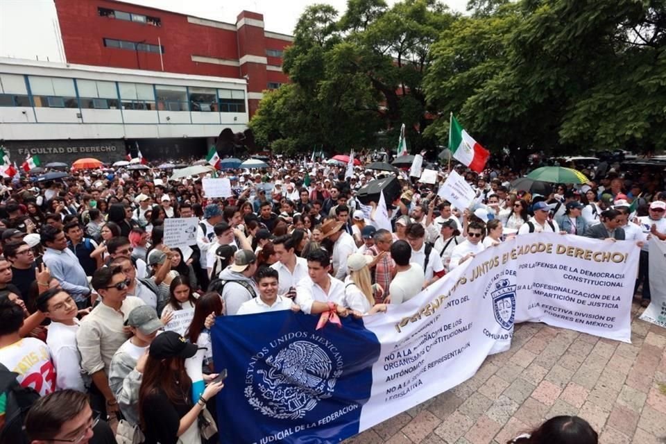 Miles de estudiantes marcharon de la Facultad de Derecho de la UNAM a la sede del Consejo de la Judicatura Federal en contra de la reforma judicial.