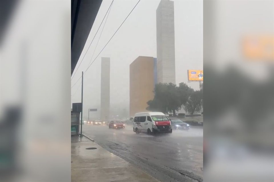 Las fuertes lluvias de esta tarde provocaron inundaciones en vías de Naucalpan como Avenida Primero de Mayo o Echegaray. 