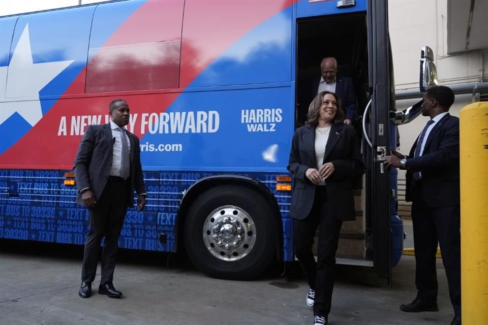 La candidata Kamala Harris y su compañero de fórmula Tim Walz hacen campaña en Savannah, Georgia, el 28 de agosto del 2024.