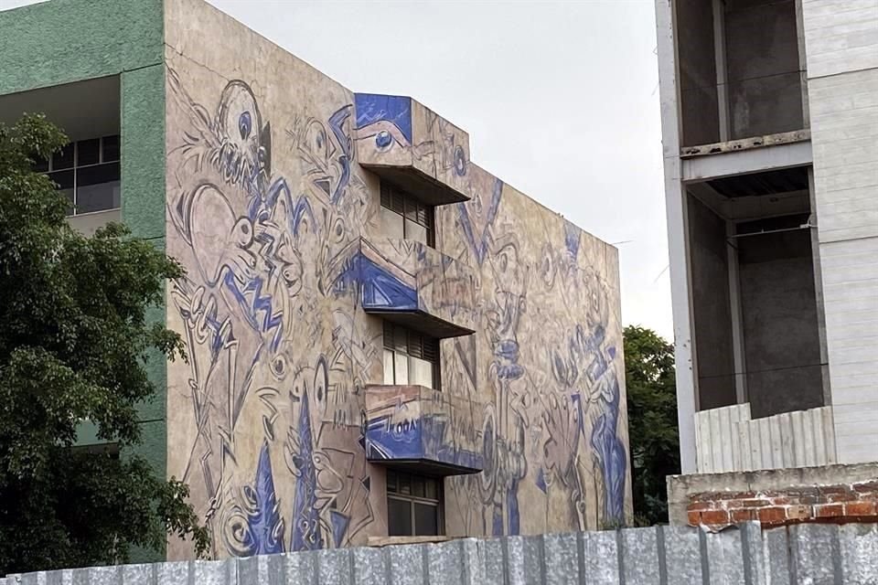 El mural 'Oda a los pintores, jazzeros y poetas', pintado por Jazzamoart en 1988 en el Edificio E de la UAM-Iztapalapa ha perdido su color por la exposición al sol, la humedad y la falta de mantenimiento.