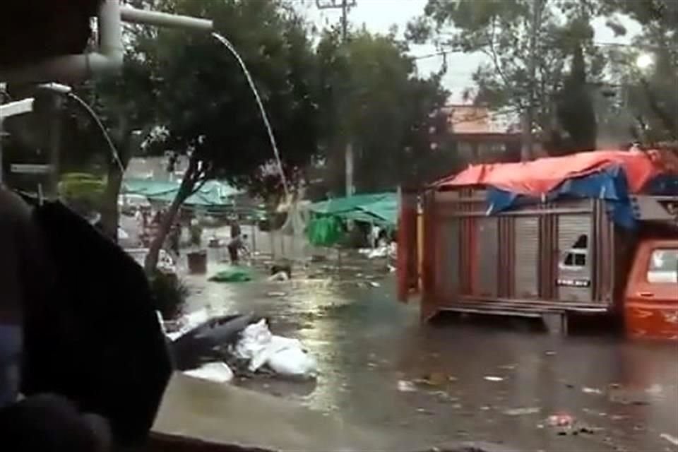 Camiones de carga también resultaron afectados por el aumento en el nivel del agua.