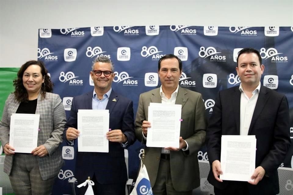 Lucinda Suárez Sandoval y Andrés Pintos Caballero, del Conalep en Nuevo León, y Juan Pablo García y Jesús Francisco López, de la Caintra.