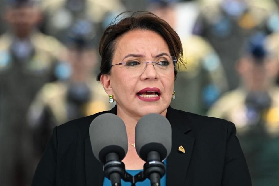 La Presidenta Xiomara Castro da un discurso durante un evento en Tegucigalpa, el 12 de abril del 2024.